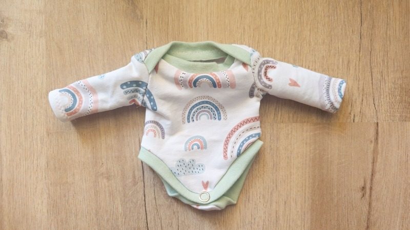 fertiger babybody mit regenbogenmotiv