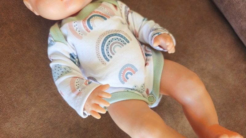 selbstgenaehter babybody mit regenbogen motiv